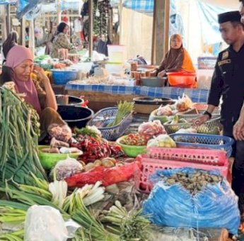 Bupati Enrekang Yusuf Ritangnga Pantau Pasar, Pastikan Stok Aman dan Harga Bahan Pokok Stabil