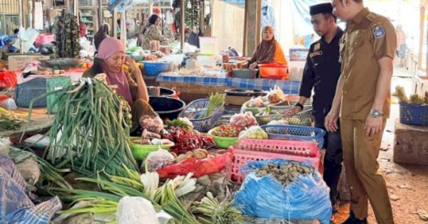 Bupati Enrekang Yusuf Ritangnga Pantau Pasar, Pastikan Stok Aman dan Harga Bahan Pokok Stabil