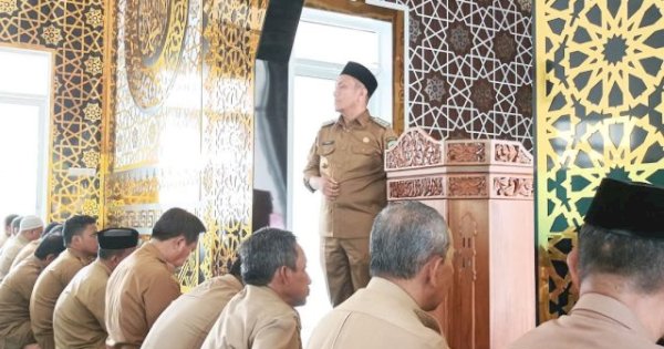 Mulia! Bupati Lutim Ibas Ajak Pegawai Muslim Shalat Zuhur dan Asar Berjamaah di Masjid