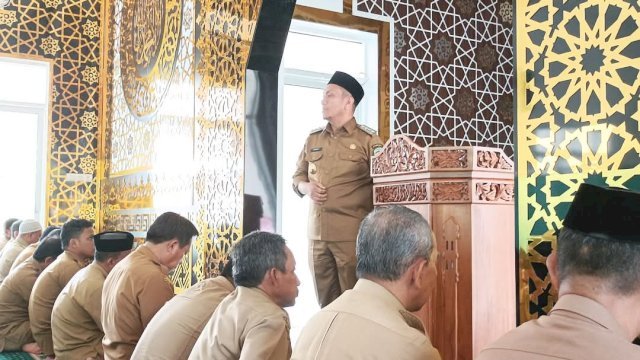 Bupati Lutim Ibas Ajak Pegawai Muslim Shalat Zuhur dan Asar Berjamaah di Masjid.