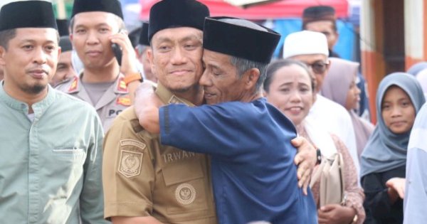 Bupati Lutim Ibas Dapat Pelukan Hangat dari Warga Wasuponda: Ini Adalah Kampung Halaman Saya!