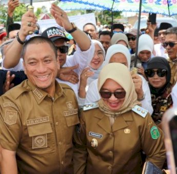 Ratusan Masyarakat Sambut Kedatangan Bupati dan Wabup Lutim Ibas-Puspa: Terima Kasih Telah Berjuang Bersama dengan Kami!