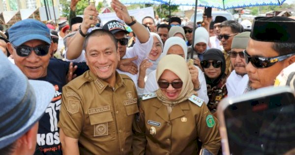 Ratusan Masyarakat Sambut Kedatangan Bupati dan Wabup Lutim Ibas-Puspa: Terima Kasih Telah Berjuang Bersama dengan Kami!