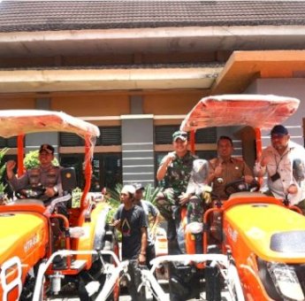 Perkuat Ketahanan Pangan, Bupati dan Dirjen Kementan Serahkan Bantuan Alsintan untuk Petani Sidrap