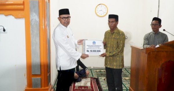 Wabup Andi Akmal Serahkan Bantuan ke Pengurus Masjid