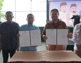 Wali Kota Tasming Hamid Serahkan Insentif untuk RT/RW, Pengurus Masjid, dan Aparat Keamanan