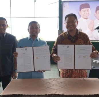 Wali Kota Tasming Hamid Serahkan Insentif untuk RT/RW, Pengurus Masjid, dan Aparat Keamanan