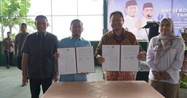 Wali Kota Tasming Hamid Serahkan Insentif untuk RT/RW, Pengurus Masjid, dan Aparat Keamanan