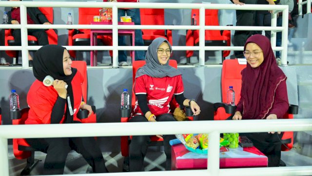 Ketua DPRD Sulsel Rachmatika Dewi Saksikan Kemenangan PSM Makassar di Leg Pertama Semifinal ACC