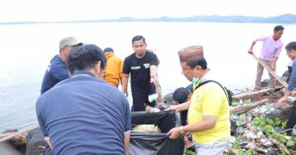 Jaga Kebersihan Kota, Tasming Hamid Libatkan OPD dan Warga dalam Aksi Jumat Bersih