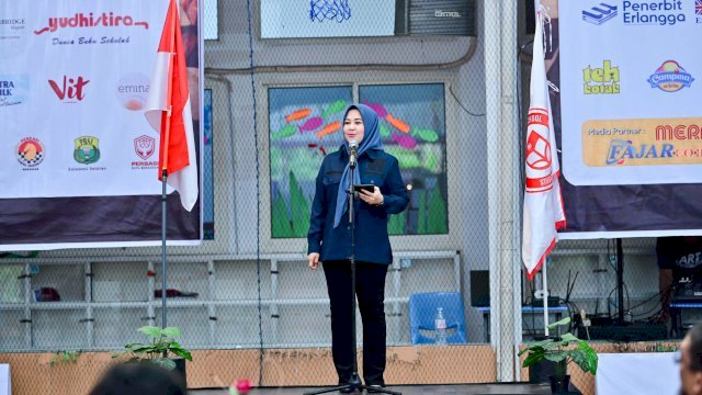 Wakil Gubernur Sulsel Fatmawati Rusdi menyerahkan trofi kepada pemenang DHS Cup III 2025 di Dunia Harapan School, Makassar, Sabtu (17/5/2025).