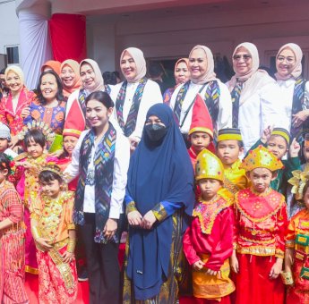 Kenakan Gaun Taipa, dr Ani Nurbani Angkat Budaya Lutim di Fashion Show Dekranasda