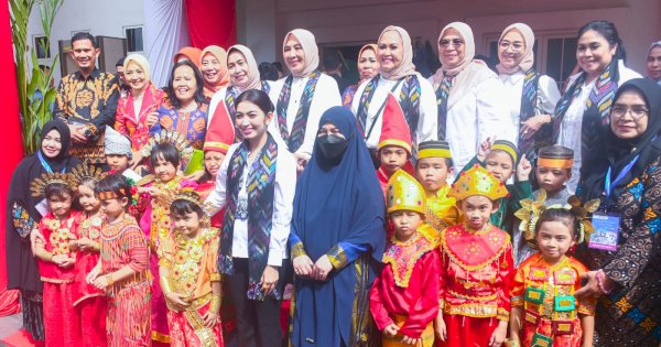 Kenakan Gaun Taipa, dr Ani Nurbani Angkat Budaya Lutim di Fashion Show Dekranasda
