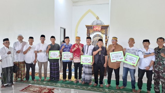 Bupati Jeneponto H. Paris Yasir, SE., MM melaksanakan Safari Jumat ke-2 yang dipusatkan di Masjid Nurul Yaqin, Dusun Tamanroya, Desa Tuju, Kecamatan Bangkala.