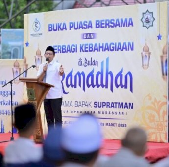 Ketua DPRD Makassar Supratman Hadiri Buka Puasa Bersama dan Penyerahan 500 Paket Sembako di Masjid Al-Kautsar