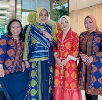 Sri Widiyati Irwan Tampil Anggun dengan Busana Berbahan Sutra Lero Bermotif Khas Pinrang