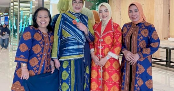 Sri Widiyati Irwan Tampil Anggun dengan Busana Berbahan Sutra Lero Bermotif Khas Pinrang