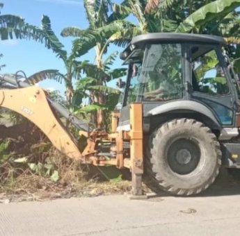 Gerak Cepat, Pemkab Pinrang Turunkan Armada-Alat Berat Bersihkan Tumpukan Sampah di Jalan Poros Langnga