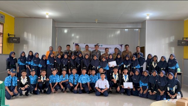 Dosen Fakultas Seni dan Desain UNM saat mengadakan pelatihan penggunaan alat musik Kitoka di Sidrap