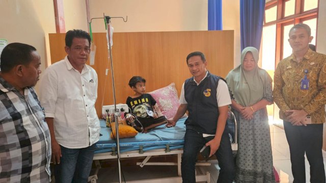 Ketua DPRD Luwu Ahmad Gazali bersama beberapa anggota Fraksi NasDem, saat mengunjungi Muh Alwi
