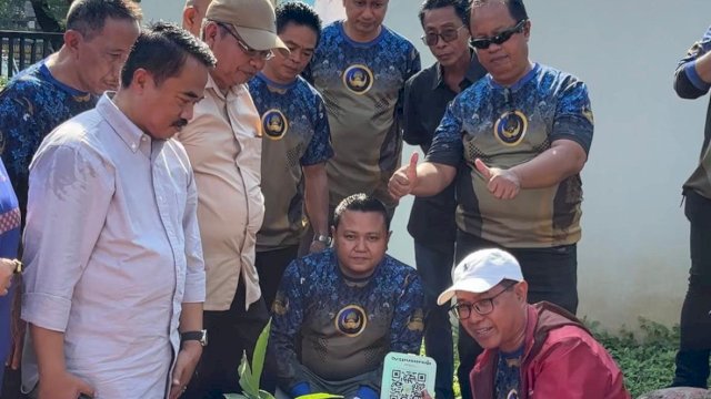 Dinas Perpustakaan dan Kearsipan menggelar aksi penanaman pohon secara serentak.