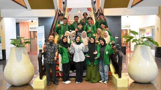 Wakil Gubernur Sulawesi Selatan, Fatmawati Rusdi, bersama Mahasiswa UIN Alauddin Makassar.