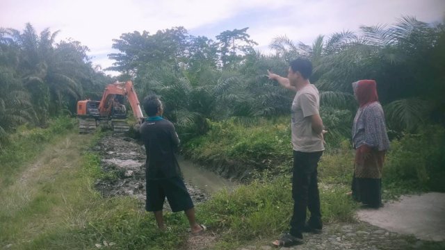 Anggota DPRD Lutra Heriansyah Efendi Responsif, Warga Karondang Senang atas Pengerukan Irigasi