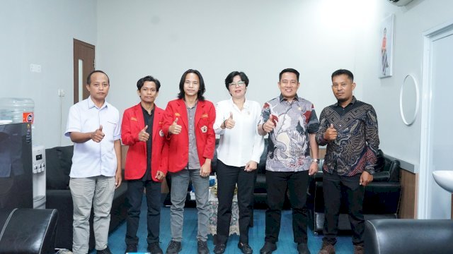 Wakil Ketua DPRD Kabupaten Gowa, Tyna Haji Ti'no Dg Mawangi, saat menerima Hipma Gowa.
