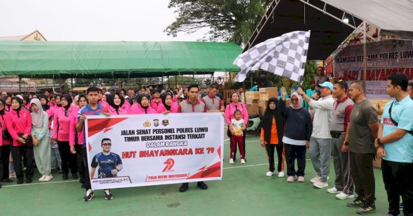 Bupati dan Wabup Lutim Semarakkan Jalan Sehat Hari Bhayangkara ke-79 Bersama Polres