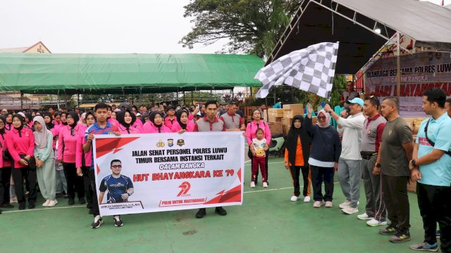 Bupati dan Wabup Lutim Semarakkan Jalan Sehat Hari Bhayangkara ke-79 Bersama Polres