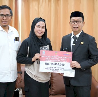 Penyerahan Santunan Ahli Waris Korban Meninggal Dunia Akibat Bencana Banjir di Soppeng