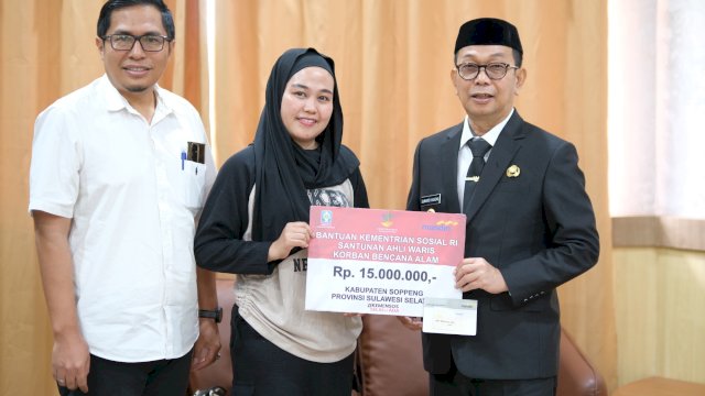 Penyerahan Santunan Ahli Waris Korban Meninggal Dunia Akibat Bencana Banjir di Soppeng