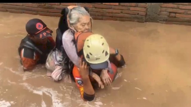 Tim BPBD Sulsel mengevakuasi warga terdampak banjir.