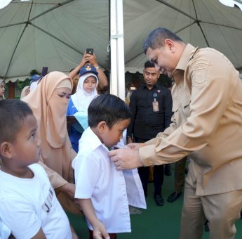 Munafri-Aliyah Tuntaskan Janji Pendidikan, Seragam Gratis Resmi Disalurkan