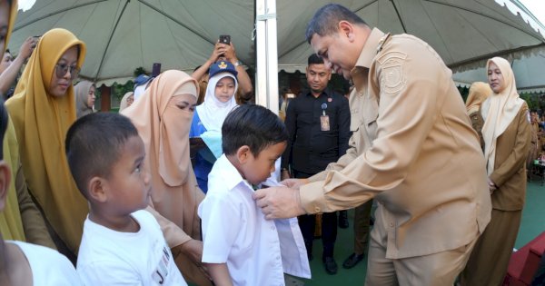 Munafri-Aliyah Tuntaskan Janji Pendidikan, Seragam Gratis Resmi Disalurkan