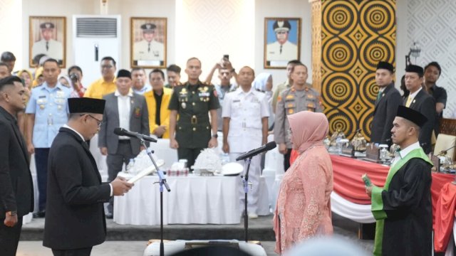 Ketua DPRD Makassar Supratman saat Melantik Apiaty Syam menjadi Anggota DPRD.