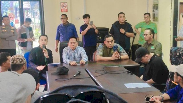 Ketua Komisi B DPRD Makassar, Ismail, menerima Puluhan pedagang Pasar Terong di Gedung DPRD Kota Makassar.