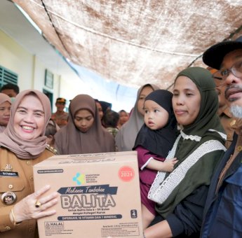 Bupati Ratnawati Tinjau Baksos dan Serahkan Bantuan untuk Warga Terdampak Banjir di Sinjai Timur&lrm;