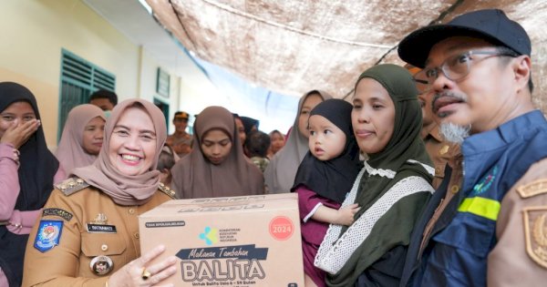 Bupati Ratnawati Tinjau Baksos dan Serahkan Bantuan untuk Warga Terdampak Banjir di Sinjai Timur‎