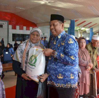 21.458 Keluarga di Maros Terima Bantuan Beras 20 Kg