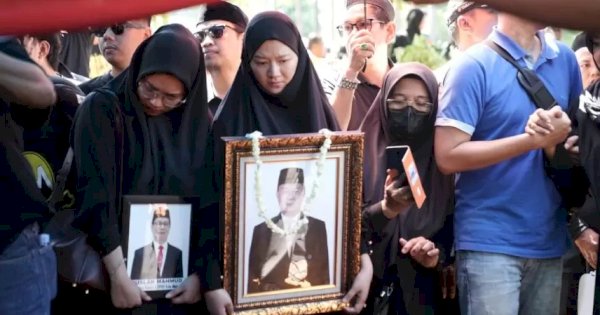 Suasana Haru Pelepasan Jenazah Anggota DPRD Makassar Ruslan Mahmud