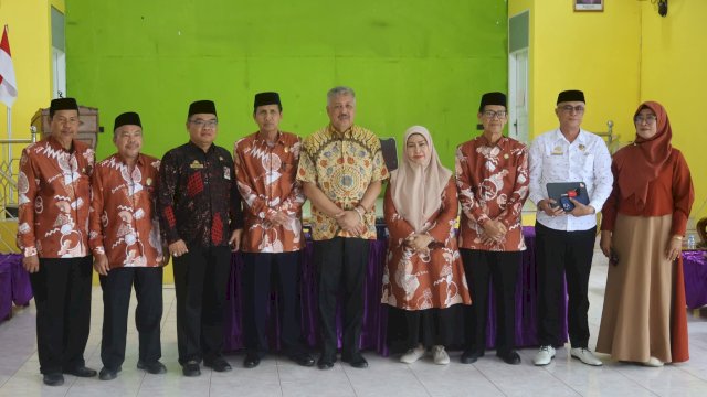Bupati Pinrang, H.A. Irwan Hamid, S.Sos menyerahkan bantuan santunan kepada anak-anak yatim penghuni Panti Asuhan Yayasan Aisyiyah Muhammadiyah.