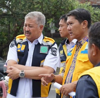 Bupati Pinrang Irwan Hamid Tinjau Normalisasi Saluran Irigasi Sepanjang 8 Kilometer