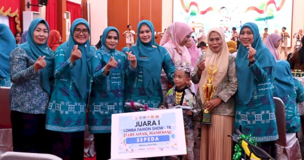 Ketua PKK Parepare Bangga, Fatih Rizqi Mubarak Juara Fashion Show TK di HAN Provinsi