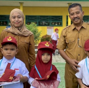 Pemkab Soppeng Bagikan 5.043 Paket Seragam Gratis Kepada Pelajar SD-SMP