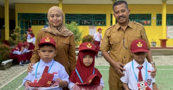Pemkab Soppeng Bagikan 5.043 Paket Seragam Gratis Kepada Pelajar SD-SMP