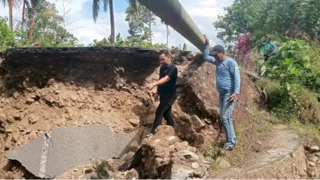 Anggota DPRD Kota Palopo, Batman meninjau langsung lokasi jembatan roboh di Kelurahan Batu Walendrang, Palopo. 
