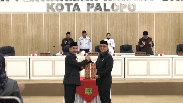 Pj Wali Kota, Drs. H. Firmanza DP menyerahkan lima ranperda kepada Ketua DPRD Palopo, Darwis dalam sidang paripurna ketiga Tahun 2024/2025.