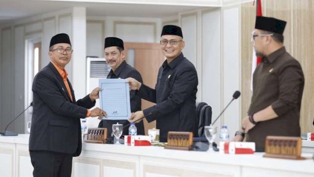Fraksi Golkar menyerahkan laporan hasil pandangan umum ke pimpinan DPRD Kota Palopo.