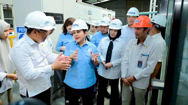 Wakil Gubernur Sulawesi Selatan, Fatmawati Rusdi, mendampingi Ketua Komisi IV DPR RI, Siti Hediati Soeharto, dalam kunjungan kerja ke Kompleks Pergudangan Panaikang, Perum Bulog Makassar.